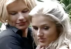 Mädchen fickt ihre freie pornofilme Muschi auf vier & Bein hinten mit Spielzeug
