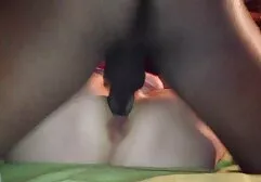 PVC-gekleidete Dommes kostenlose pornofilme von alten frauen bestrafen einen Kerl